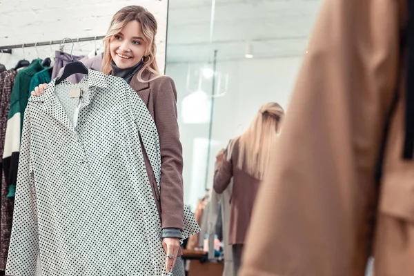 Blonde vrouw glimlachend tijdens het winkelen in het weekend — Stockfoto