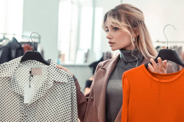 Mujer con cuello de polo gris y chaqueta de compras después del trabajo — Foto de Stock