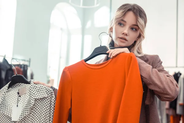 Jonge zakenvrouw dragen jas kiezen Bright jurk — Stockfoto
