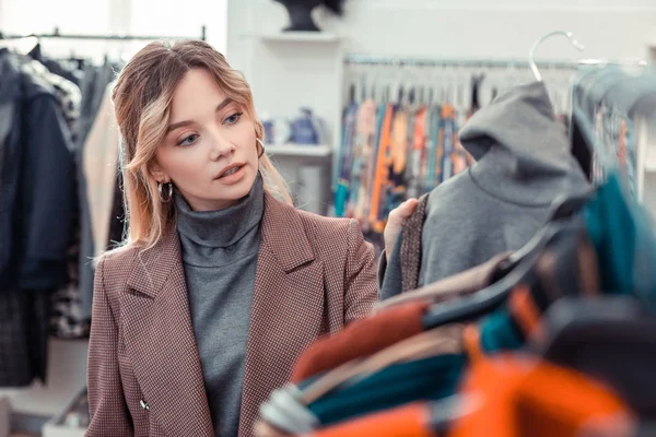 Mujer hermosa de compras y la elección de ropa nueva — Foto de Stock