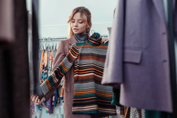 Blonde jonge zakenvrouw het kopen van nieuwe herfst kleding — Stockfoto
