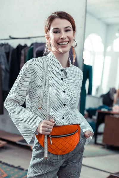 Shopping-Assistentin lächelt, während sie den Arbeitstag genießt — Stockfoto