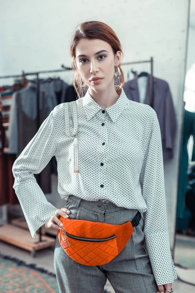 Besitzerin einer Modeboutique trägt stylische Hosen und Blusen — Stockfoto