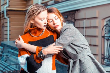 Birlikte poz moda kıyafetler ile iki model