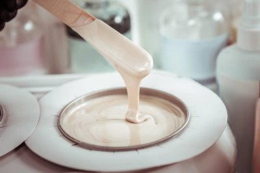 Depilasyon için sıcak balmumu kullanarak doğru kozmetolojist