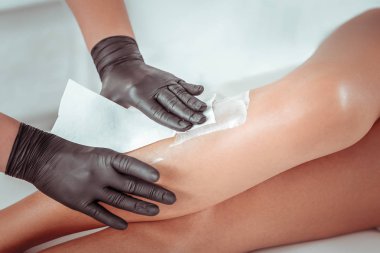 Usta bacaklarda istenmeyen saç kaldırma konsantre olmak