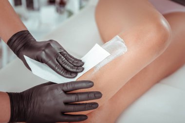 Güzellik salonunda depilasyon ustası olarak çalışan deneyimli kadın