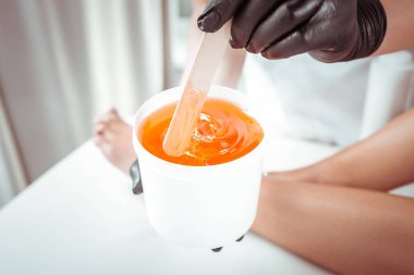 Deneyimli salon işçisi şeker karışımı durumunu kontrol