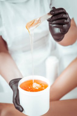 Şeker macunu alan siyah koruyucu eldivençalışkan usta