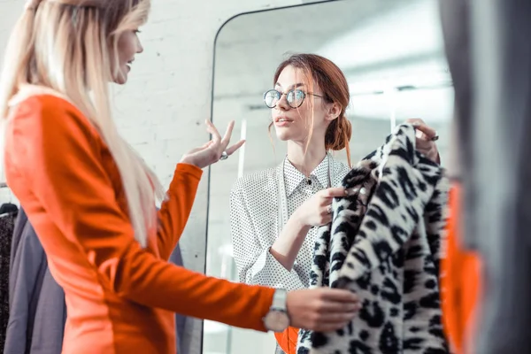 Roodharige Personal stylist luistert naar haar cliënt — Stockfoto