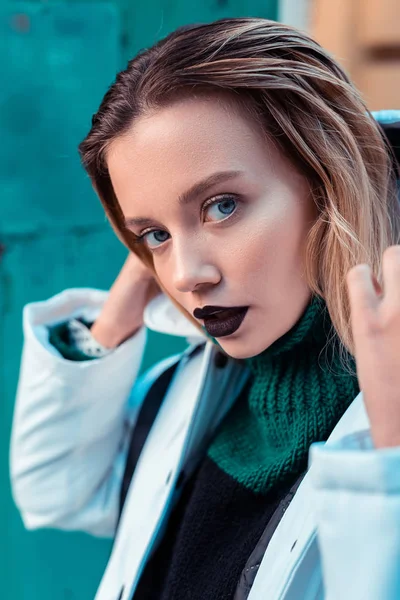 Modelo de moda de ojos azules con lápiz labial oscuro posando afuera —  Fotos de Stock
