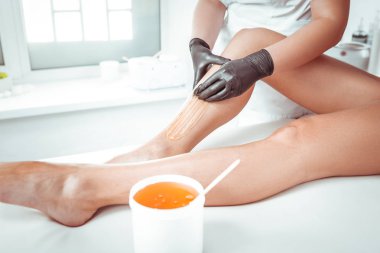 Yetenekli usta parmakları siyah eldiven kaplı şeker macunu uygulayarak