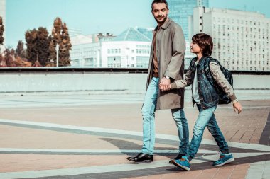 Neşeli esmer oğlan Talking ile onun baba