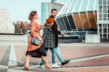 Mutlu aile şehir merkezinde aktif hafta sonu sahip