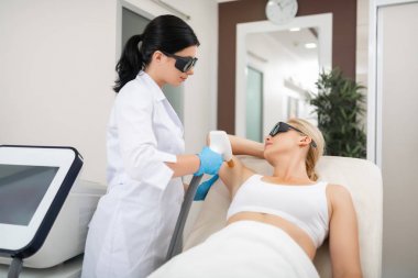 Onun müşteri lazer koltuk altı cilt tedavisi veren Kozmetolog.