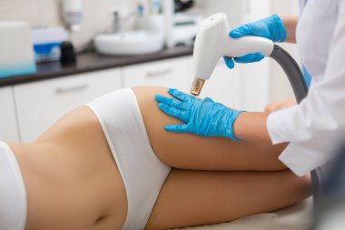 Güzellik salonunda yatan ince vücudu olan kadın.