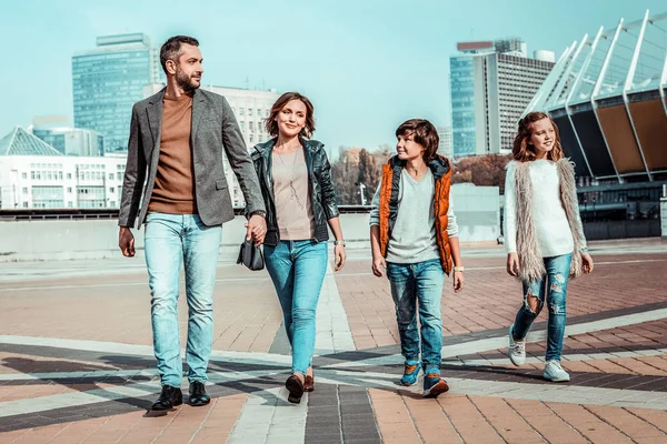 Allegro capofamiglia che cammina con la sua famiglia felice — Foto Stock