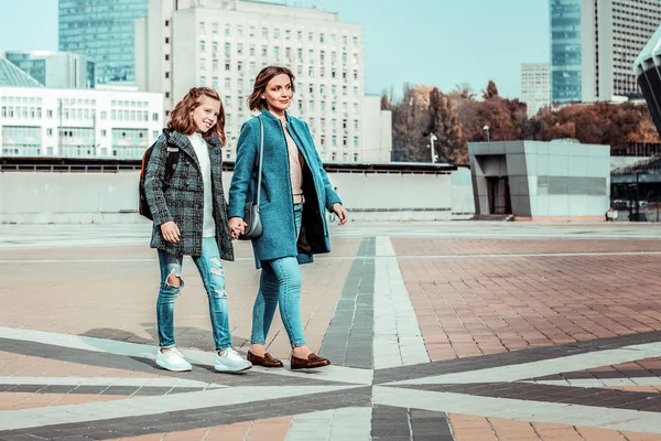 Bonita morena mujer disfrutando de familia fin de semana — Foto de Stock