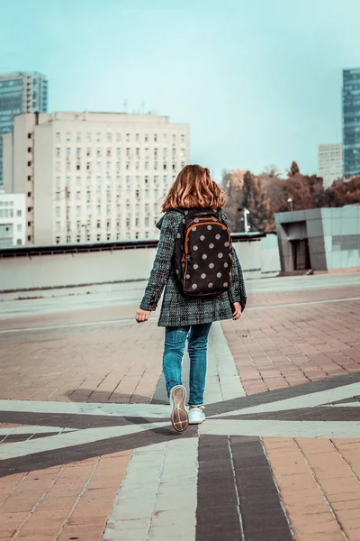 Κομψό μαθήτρια βόλτα στο κέντρο της πόλης μόνο — Φωτογραφία Αρχείου
