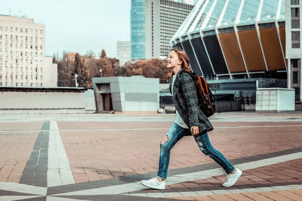 Fantastiska Schoolgirl går hem ensam efter klasser — Stockfoto