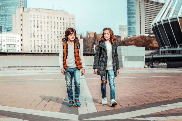 Positiv erfreute Kinder, die nach dem Unterricht nach Hause gehen — Stockfoto