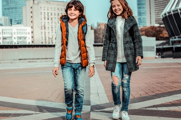 Alunos felizes caminhando juntos no centro da cidade — Fotografia de Stock