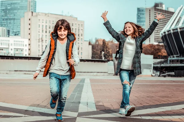 Vrolijke kinderen met actieve weekenden in de grote stad — Stockfoto