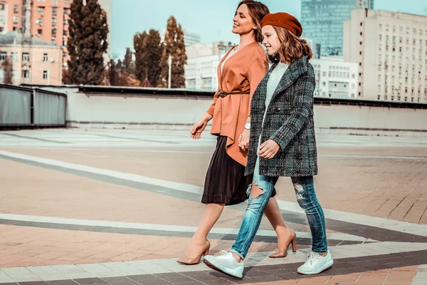 Bella adolescente camminare mano nella mano con la mamma — Foto Stock