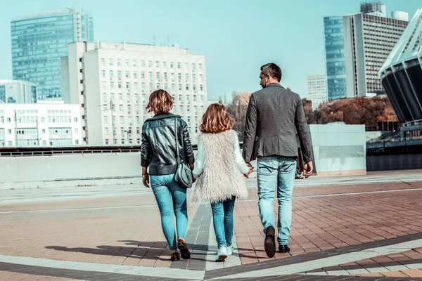 Ung familj njuter av utsikten över storstaden — Stockfoto
