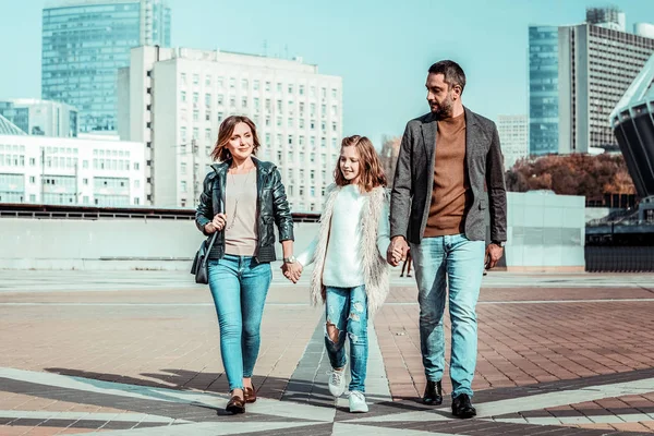 Mooie tiener gevoel geluk tijdens het lopen met ouders — Stockfoto