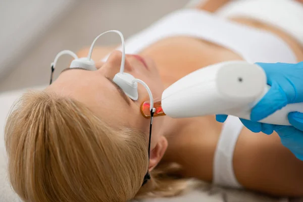 Paciente del médico de belleza recibiendo sus procedimientos . — Foto de Stock