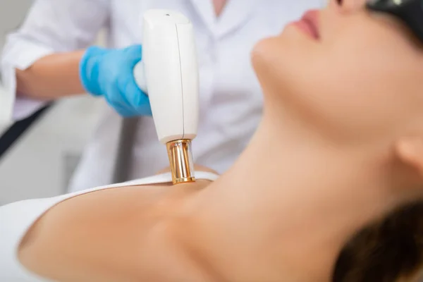 Mujer recibiendo su tratamiento láser de la piel del pecho . — Foto de Stock