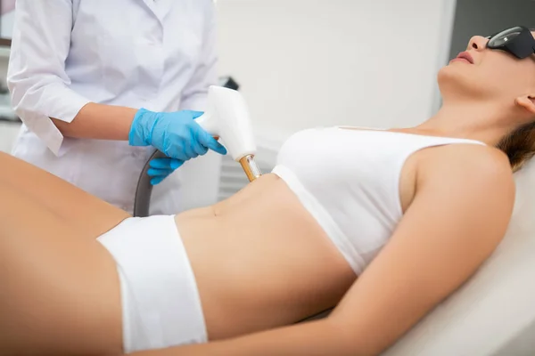 美容院でレーザー腹肌治療を受ける女性. — ストック写真