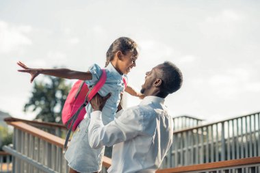 Genç Baba ile oynarken mutlu genç