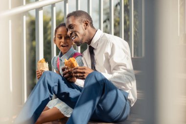 Rahat koyu tenli Baba çocuğu ile öğle yemeği