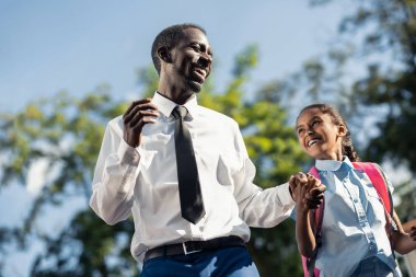 Pozitif mutlu esmer adam kızı dinlerken