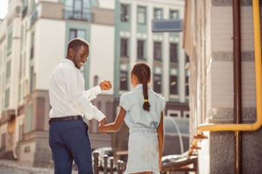 Kızı ile konuşan yakışıklı uluslararası adam