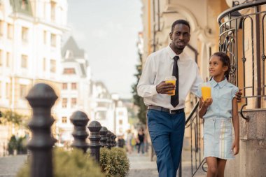 Tür esmer erkek kişi kızı okşayarak