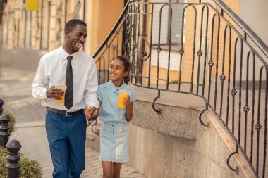 Pozitif mutlu genç baba komik şaka gülüyor