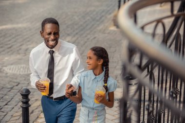 Neşeli genç uluslararası adam şakaya gülüyor