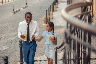 Duygusal Dark-skinned erkek kişi komik hikaye anlatıyor