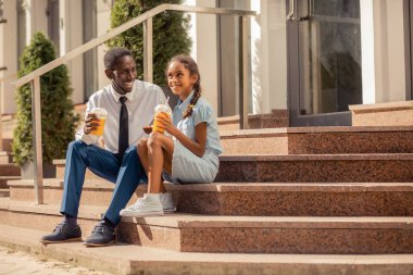 Memnun baba ve çocuk oturan üzerinde merdiven yakın ev