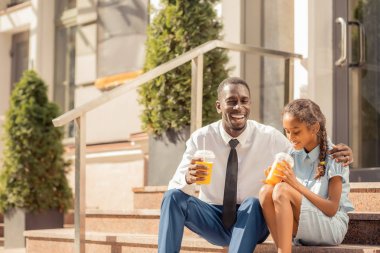 Sevimli esmer kız lezzetli portakal suyu içme