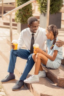 Yakışıklı baba çocuk ile hoş bir konuşma