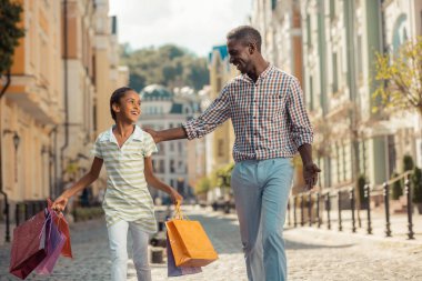 Olumlu memnun küçük kadın babasına bakıyor