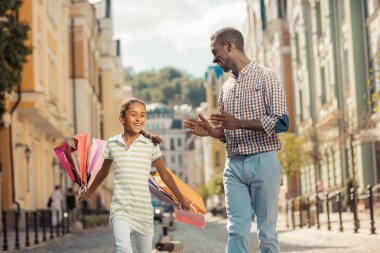 Onun çanta ile yürüyüş neşeli küçük kadın