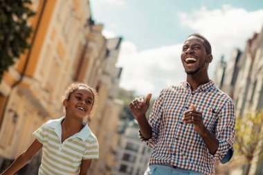 Komik hikaye gülüyor memnun genç adam