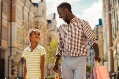 Tür esmer sakallı adam onun çocuk dinlerken