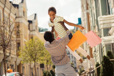 Aile yürüyüşü sırasında neşeli küçük kadın duygu mutluluğu