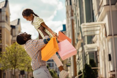 Sevimli esmer kız bakarak ona baba